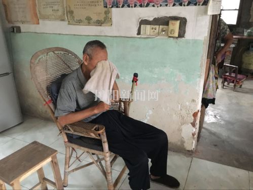 说到伤心处，年近八旬的陈红宝掩面哭泣