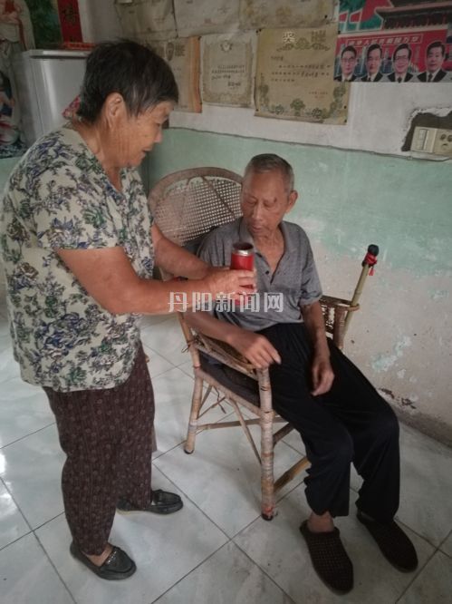 都是病痛缠身，老两口只能互相扶持照料