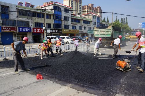 朝阳市政“修补”破损路面