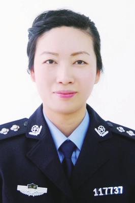 工作,是丹阳市公安局交警大队车辆管理所一楼办证大厅一名普通民警