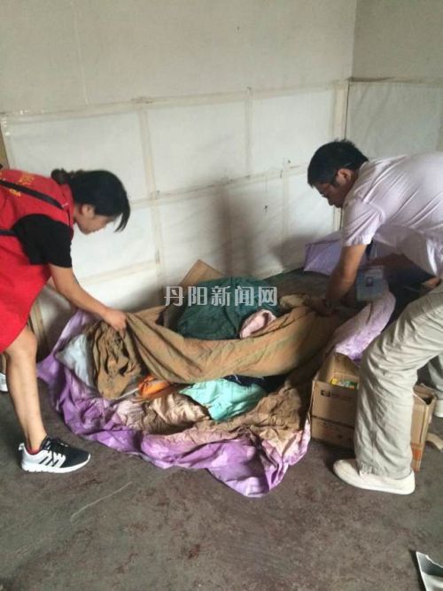 志愿者在帮助吴建辉打扫卫生2