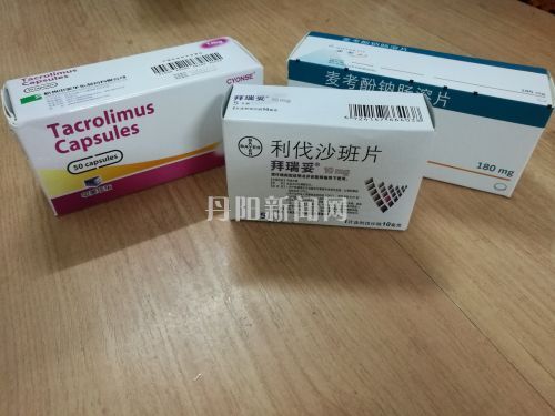 现在陈聪每天要吃的三种药，价格高昂