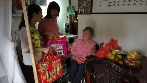 新民中路社区慰问老人