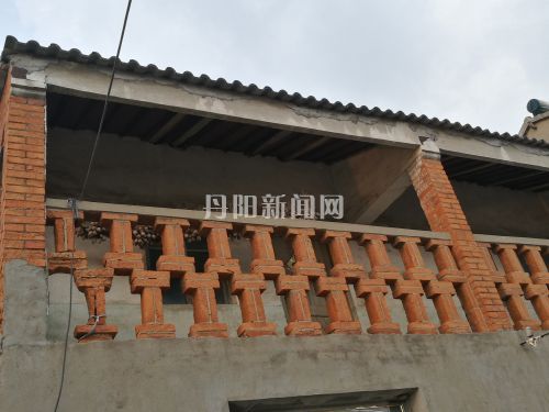去年遇到恶劣天气，雷金柱家二楼出现坍塌，在亲友支持下才重新搭起。