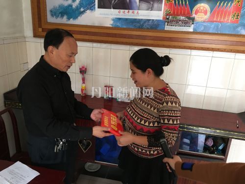 送上三万元救助金