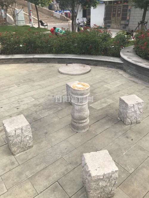 石桌遭破坏