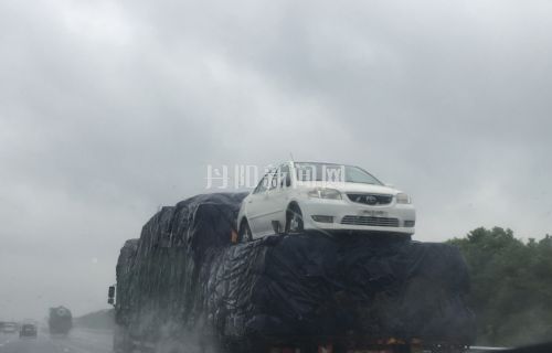 货车载轿车