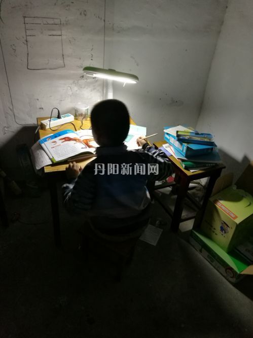 小楷很是乖巧，每每放学后都是第一时间坐到“小桌”前写作业。