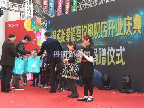 现场给孩子们发放相关用品