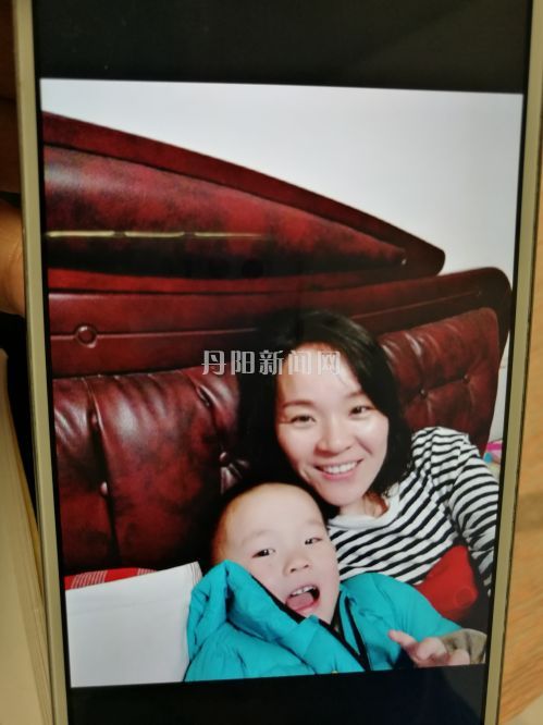 昔日的束俊华和儿子的合影