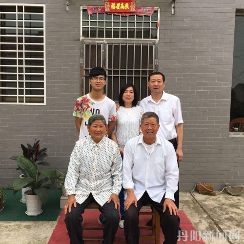 李腊女（左下）和老伴、儿子儿媳孙子的合照