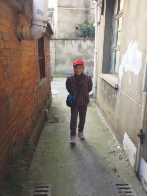 朱奶奶为社区居民义务巡逻。