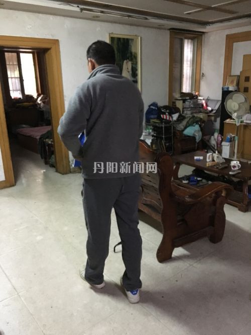 黄祥只能依靠拄拐走路