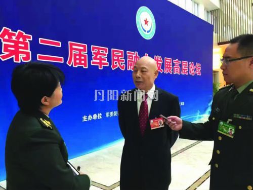 钱云宝在第二届军民融合发展高层论坛上接受媒体采访