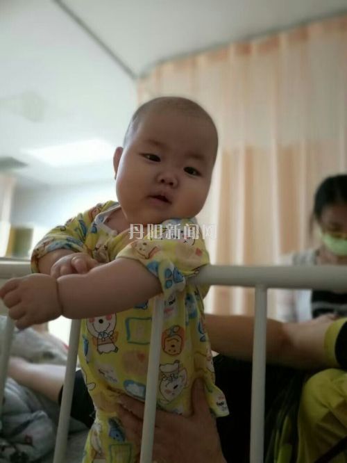 小萱萱精神好时很活泼