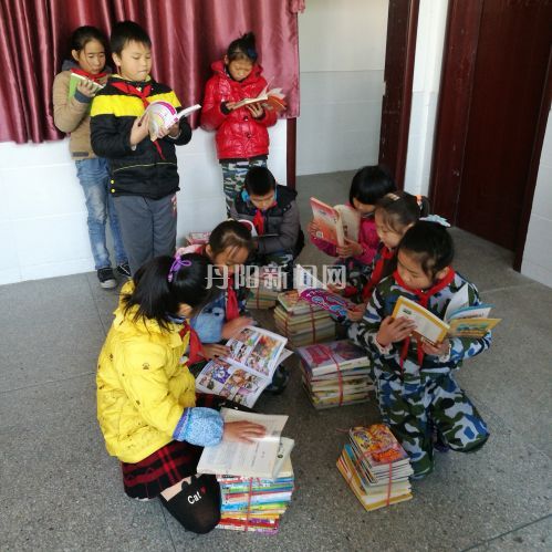孩子们一拿到书就迫不及待地读了起来