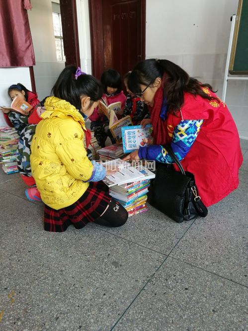 志愿者和孩子们一起分享中