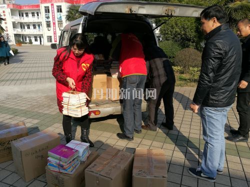 爱在飘扬公益活动中心志愿者搬书中