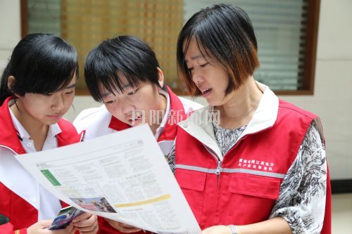 方美芳带领党员服务队来到市吕叔湘中学，向学生们宣传电力安全知识