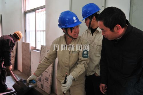 在施工的过程中，接到新亚特钢的报修电话，赶紧赶到现场查看受损的电缆情况