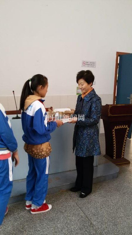 讲堂上，学生向刘丹赠送感谢信