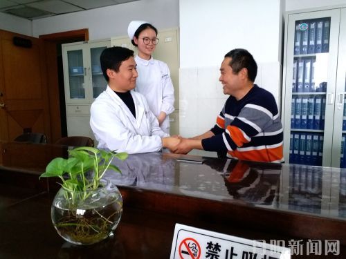 苑林成向主治医师岳晔玮表示感谢