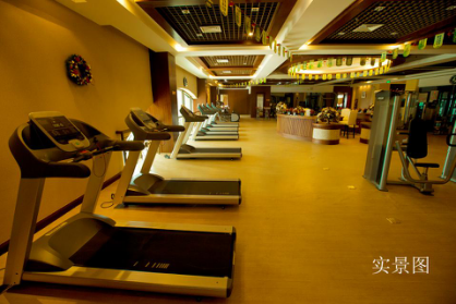 在恒大城休闲会所里,踏上跑步机慢跑,酣畅的汗水肆意滑落,充分锻炼