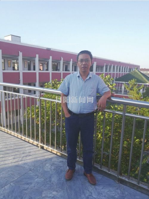 中学)风雨兼程20年,静心教书,潜心育人,一直兢兢业业扎根在界牌,甘心