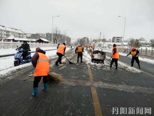 雪情就是命令！丹阳这群人凌晨就出动除雪了！