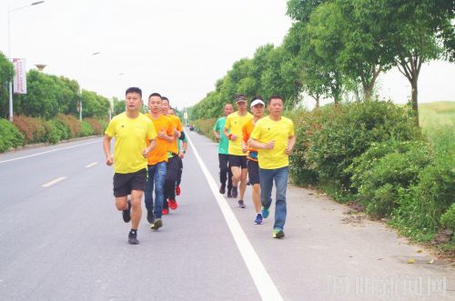 陵口镇“悦跑团” 记者 裕隆 摄 