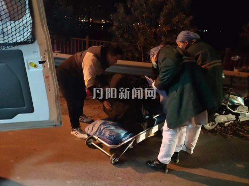 男子寒夜里醉酒倒在路边 俩好心人路过救助暖人心素材01091713