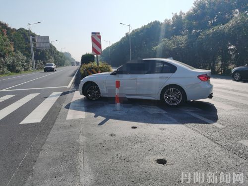 隔离桩频频丢失，机动车横穿道路险象环生素材0