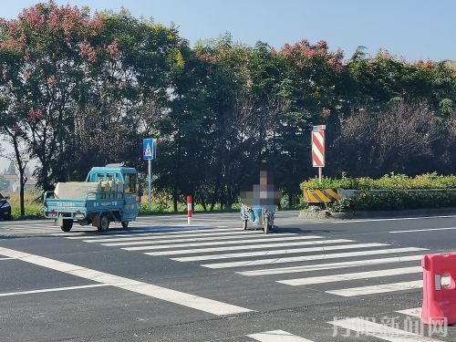 隔离桩频频丢失，机动车横穿道路险象环生素材0 (1)