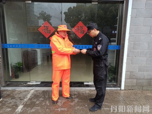 _ 环卫工人捡到苹果手机，请民警帮忙寻找失主素材0