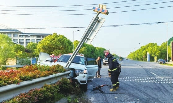 两车相撞一司机被困 消防员“公主抱”解救