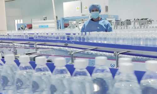 清凉饮品赶订单 确保供应不断档