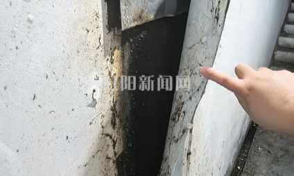 地下车库通道内污水渗漏引居民担忧
