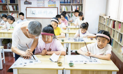笔墨传绿意 巧手护幼苗