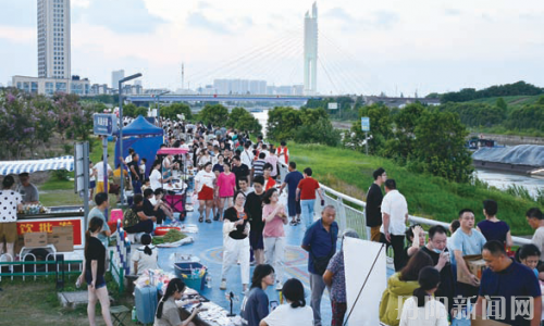 “烟火夜市”点亮城市夏夜