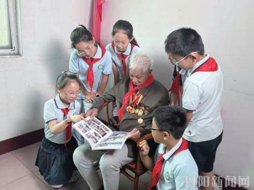 97岁抗战老兵讲述烽火岁月 红领巾少年聆听红色故事