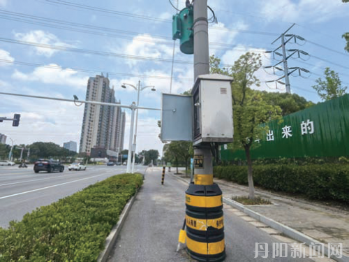 一电线杆上设施存隐患盼及时维护