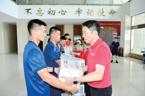 情系“火焰蓝” 共叙鱼水情