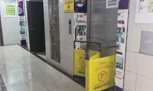 小区电梯“罢工”十余天 业主出行有点麻烦
