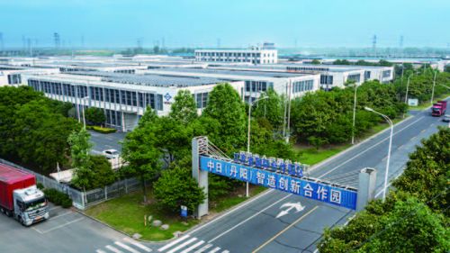 赛场激战扬风貌 场外发展展活力