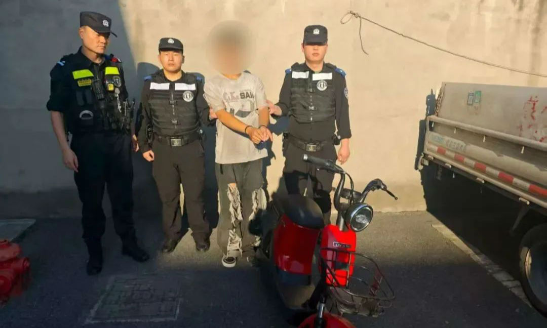 突发！金陵西路街头上演激烈抓捕场面