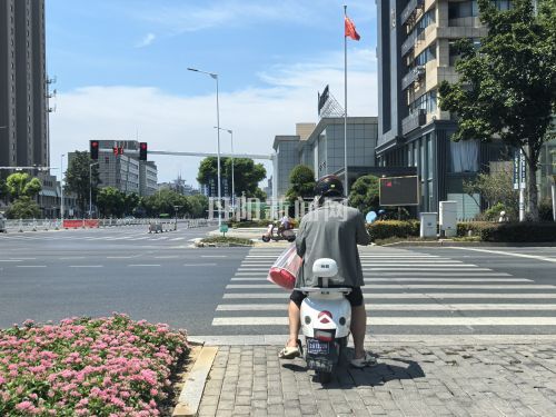 （新媒体3）近常年两倍，丹阳“超长待机”高温日数已达29天！素材1