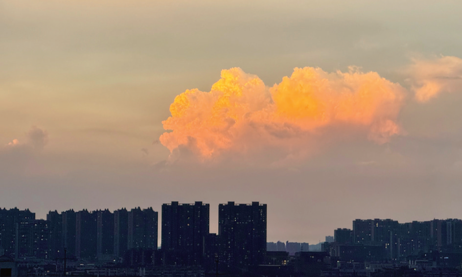 雨后天空 现火烧云