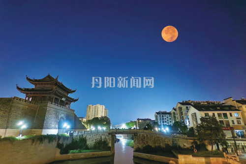 市民蹲守月全食 “血月”照耀云阳楼