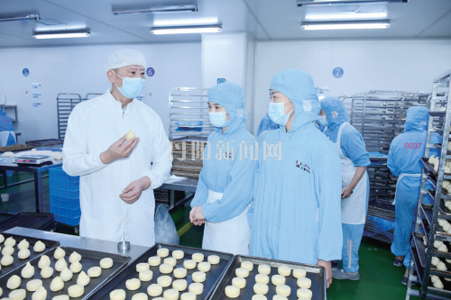 月饼飘香生产忙 技艺传承老味道