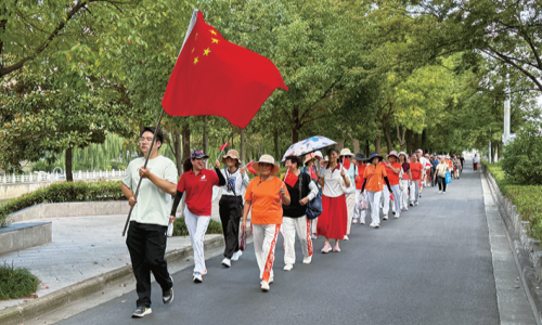 祖国华诞共庆贺 健步同行聚邻里